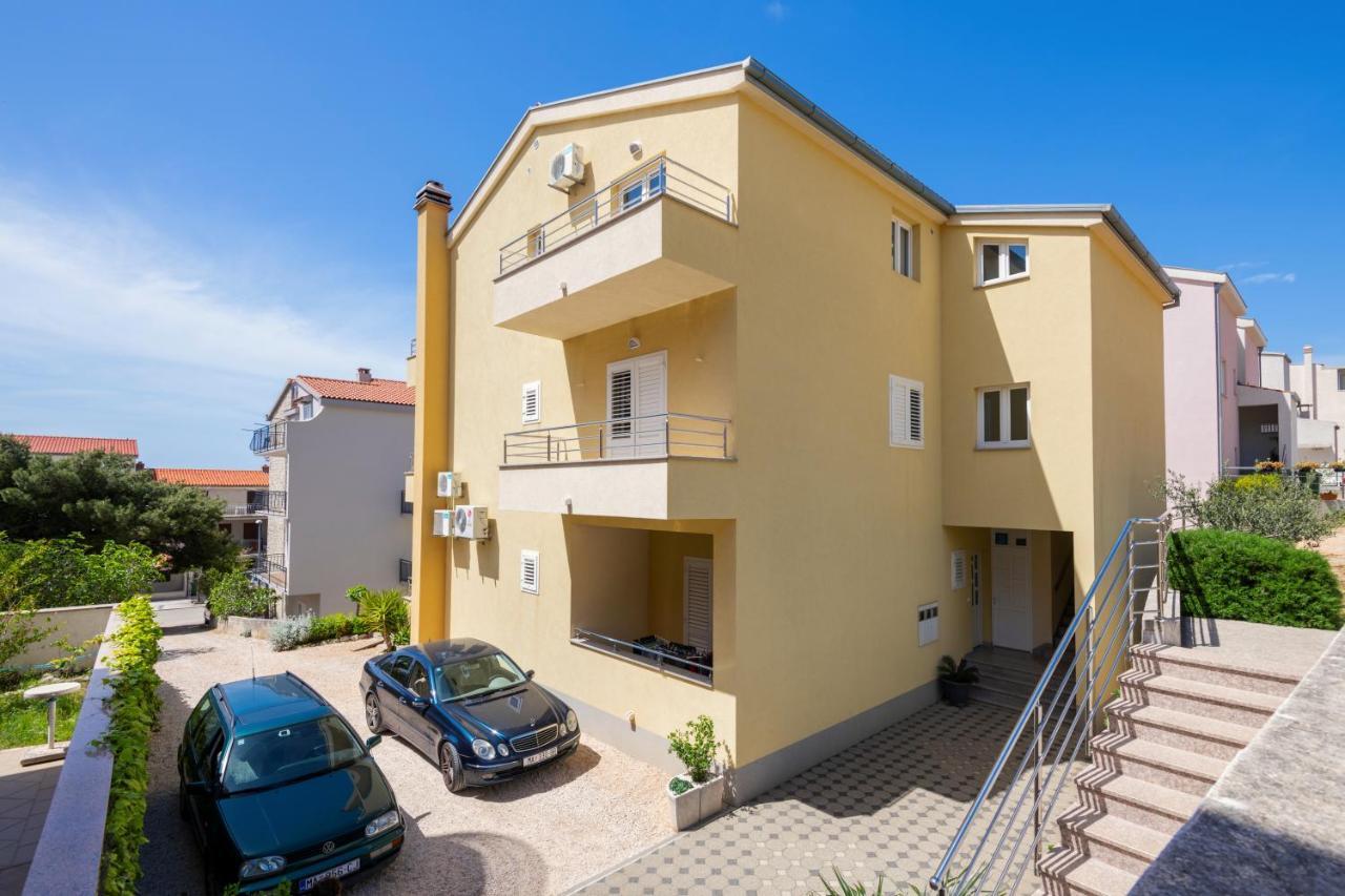With Free And Private Parking Apartment *