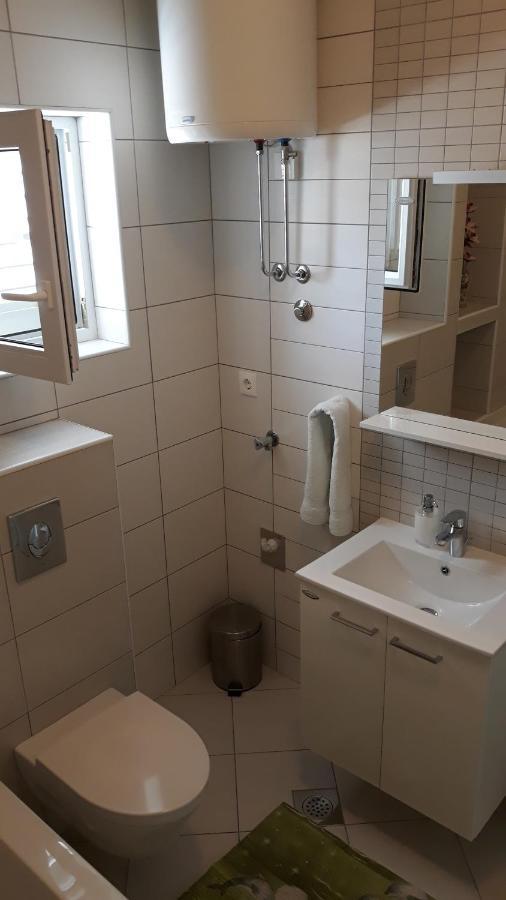 With Free And Private Parking Apartment *