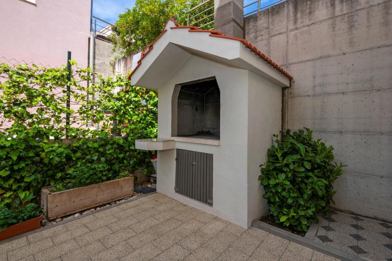 With Free And Private Parking Apartment